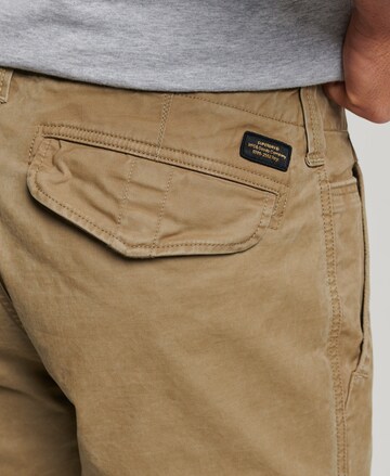 Coupe slim Pantalon cargo Superdry en beige