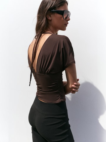 Pull&Bear Koszulka w kolorze brązowy