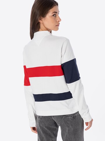 Tricou de la Tommy Jeans pe alb