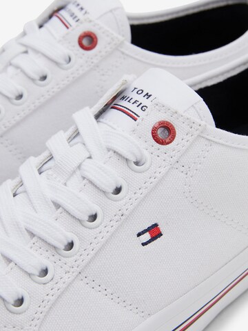 Sneaker low de la TOMMY HILFIGER pe alb