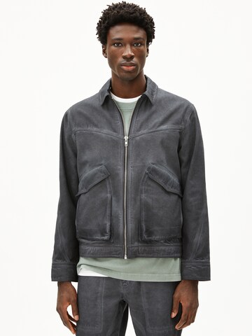 ARMEDANGELS Übergangsjacke 'Sebaas' in Grau: Vorderseite