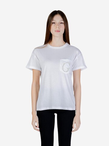 Maglietta 'SS CN POCKET G LOGO TEE W6GI17 K3037' di GUESS in bianco: frontale
