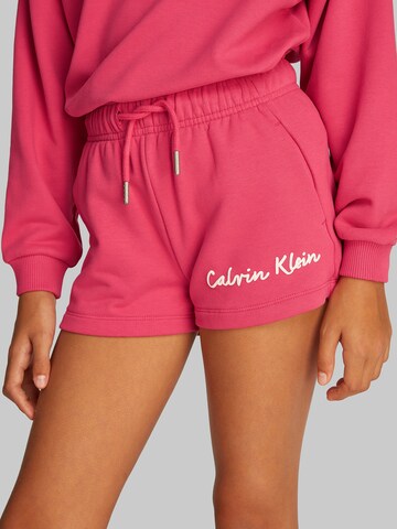 Calvin Klein Jeans Normalny krój Spodnie w kolorze różowy