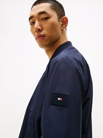 TOMMY HILFIGER Tussenjas in Blauw