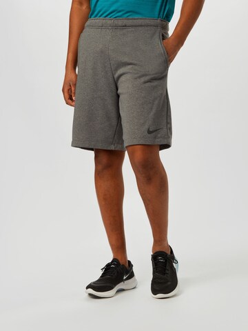 Regular Pantalon de sport NIKE en gris : devant