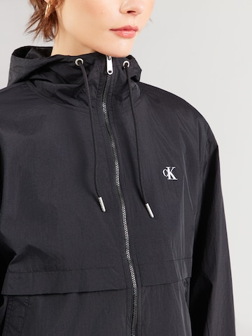 Calvin Klein Jeans Välikausitakki värissä musta