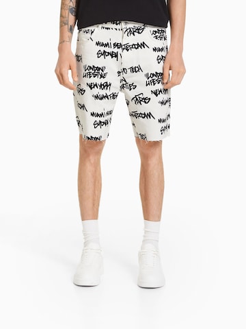 Bershka Regular Shorts in Weiß: predná strana