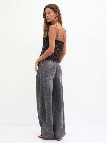 Top de la Pull&Bear pe negru