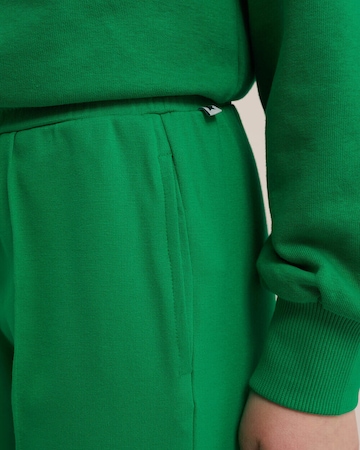 WE Fashion Regular Housut värissä vihreä