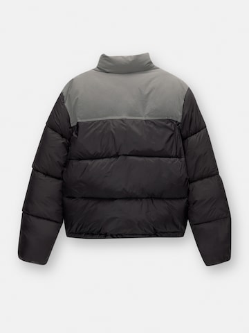 Pull&Bear Välikausitakki värissä musta