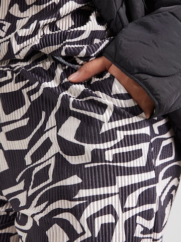 ONLY Carmakoma Wide Leg Housut 'CARMIKA' värissä harmaa