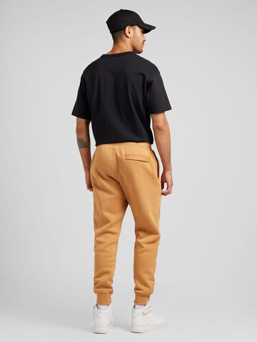 Tapered Pantaloni 'Club Fleece' de la Nike Sportswear pe galben