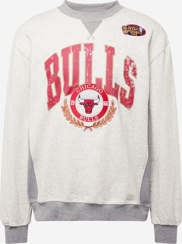 Sweat-shirt Mitchell & Ness en gris : devant