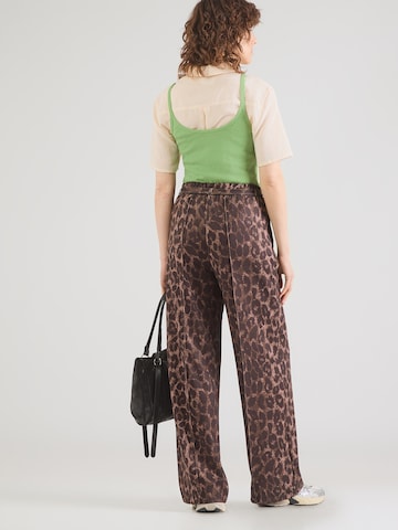 ABOUT YOU Bő szár Nadrág 'Leandra' - barna