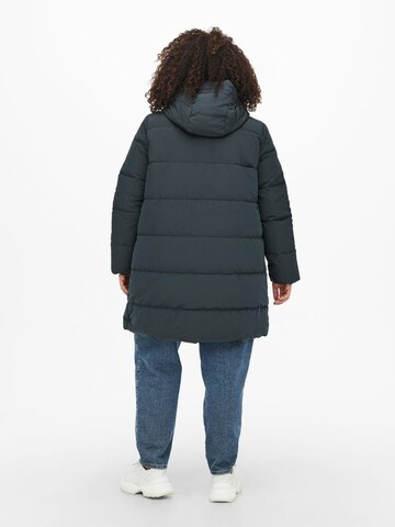 Manteau d’hiver 'Dolly' ONLY Carmakoma en bleu