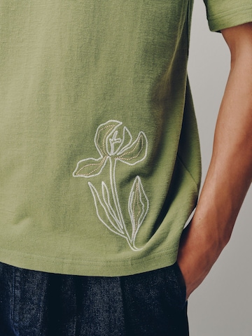 Tricou de la Next pe verde