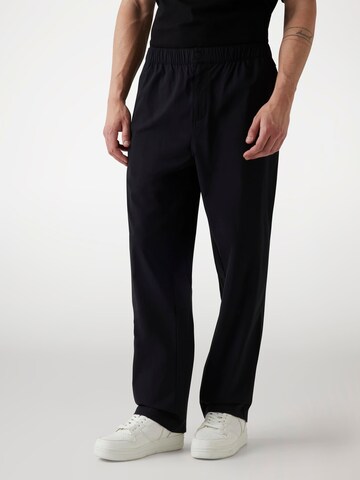 GUESS Loose fit Pants in Black: front