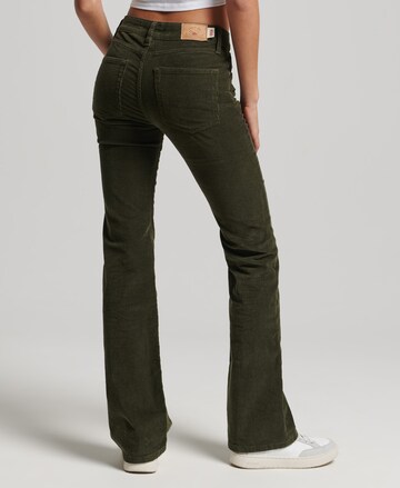 évasé Pantalon Superdry en vert