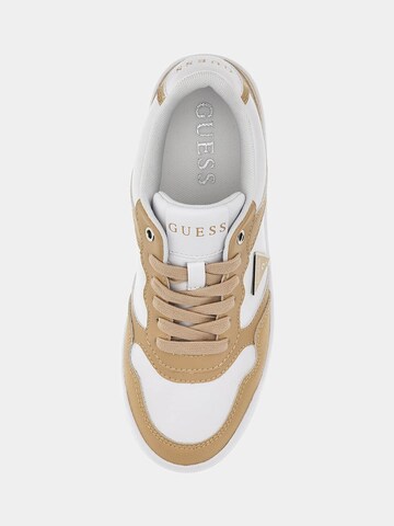 Baskets basses 'Miram' GUESS en beige