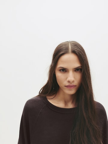 Pull&Bear Тениска в сиво