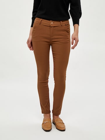 Coupe slim Pantalon 'Carma' minus en marron : devant