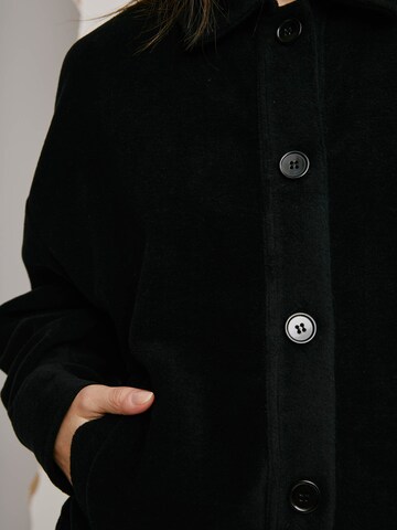 A LOT LESSPrijelazna jakna - crna boja