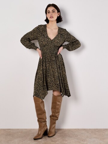 Robe Apricot en vert