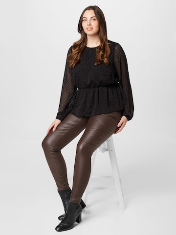 Bluză 'Rosa' de la Vero Moda Curve pe negru