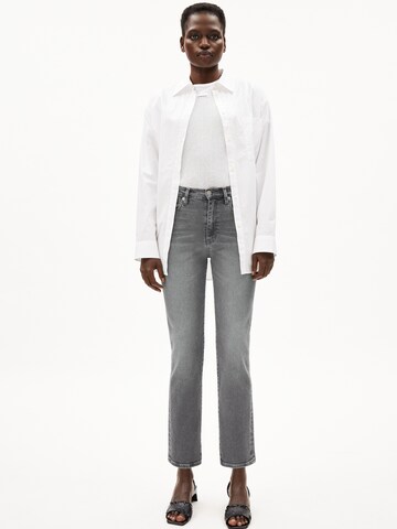 Coupe slim Jean 'Lejaani' ARMEDANGELS en gris : devant