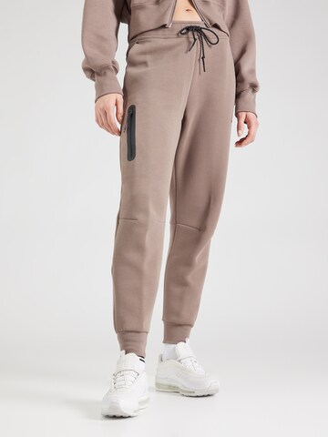 Nike Sportswear Tapered Broek 'TCH FLC' in Bruin: voorkant