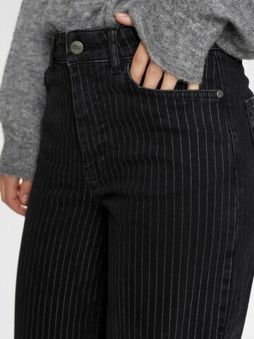 NÜMPH Regular Farkut 'Paris' värissä musta