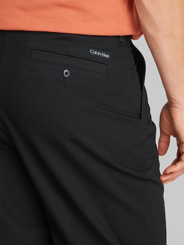 Loosefit Pantalon à plis Calvin Klein Jeans en noir