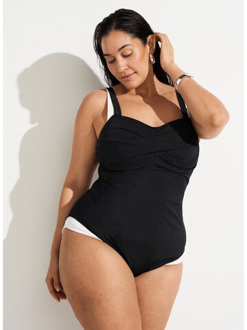Swim by Zizzi Balconette Badedragt 'Svera' i sort