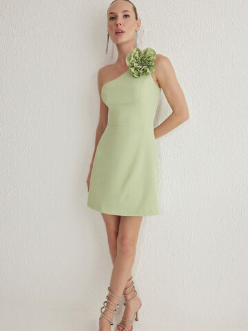 Robe de cocktail Trendyol en vert : devant