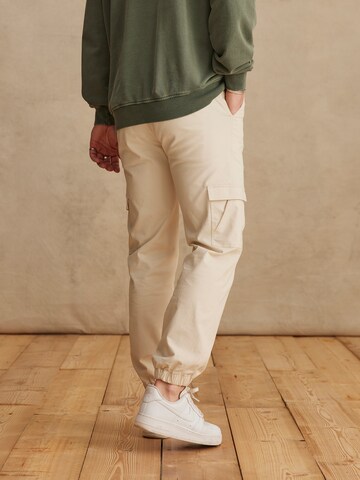 DAN FOX APPAREL Tapered Cargobyxa 'Damon' i vit