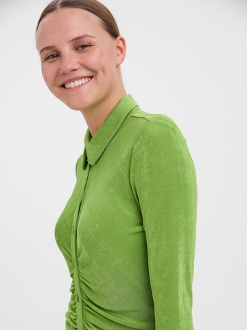 VERO MODA Košilové šaty 'SLINKY' – zelená