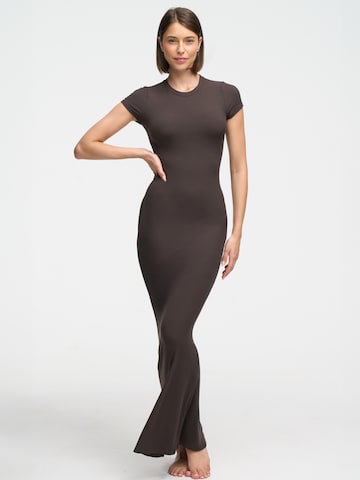 cfab by creamy fabrics Kleid 'Ribbed T-Shirt Maxikleid'‌‌‌‌‌‌‌‌ in Braun: Vorderseite