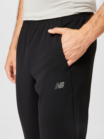 Tapered Pantaloni sportivi di new balance in nero