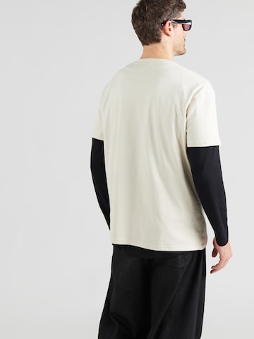 Tricou de la GCDS pe alb