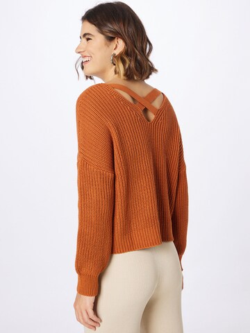 Pull-over 'Liliana' ABOUT YOU en marron