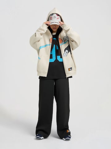 Hanorac de la AND1 pe bej