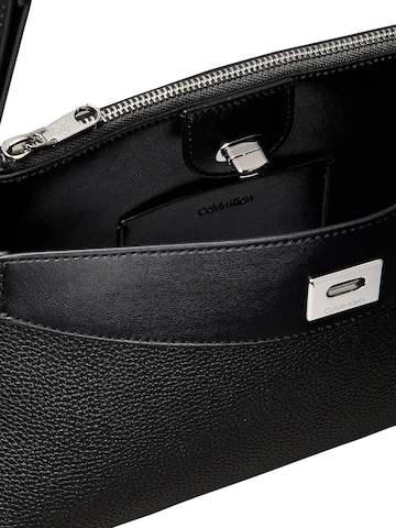 Calvin Klein Umhängetasche in Schwarz