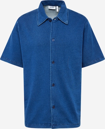 Coupe regular Chemise WEEKDAY en bleu : devant