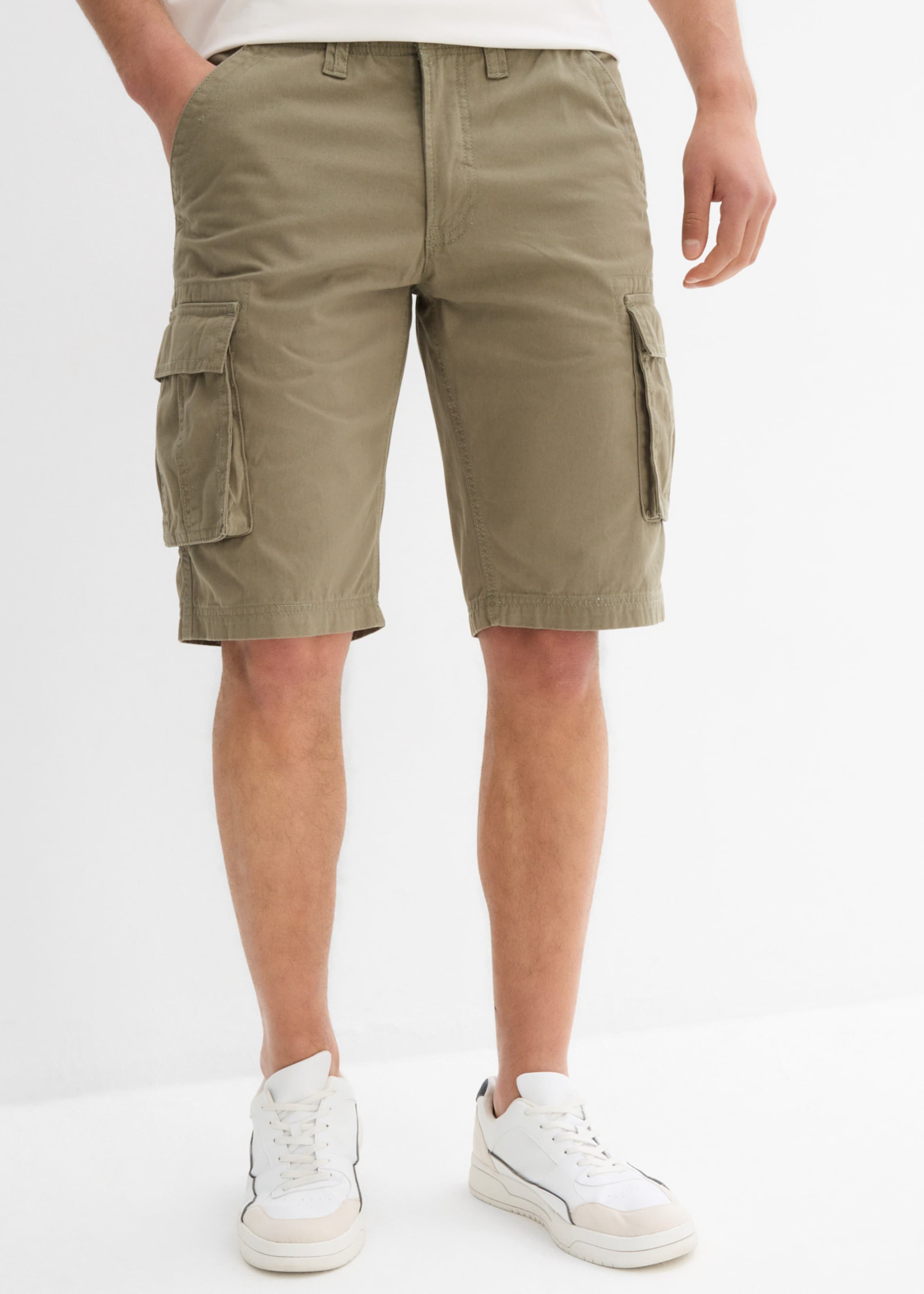 bonprix Regular Cargobermudas in Grün: Vorderseite
