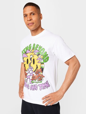 Tricou 'SMILEY BEYOND SPACE AND TIME' de la MARKET pe alb