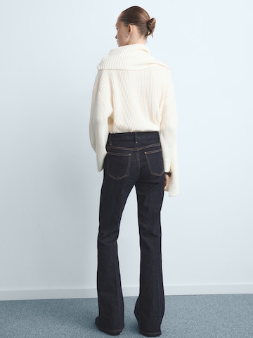 MANGO Разкроени Дънки 'VIOLETA' в синьо