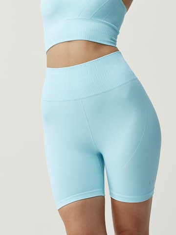 Born Living Yoga Skinny Sportshorts 'Dana' in Blau: predná strana