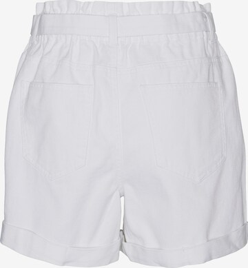 VERO MODA - Regular Calças de ganga 'Tamira' em branco