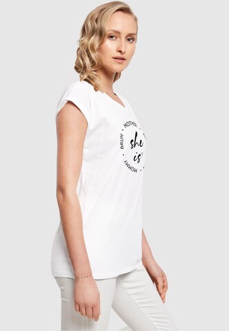 Merchcode - Camiseta 'Ladies Mothers Day - She is' en blanco