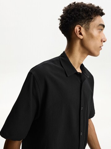 Comfort fit Camicia di Bershka in nero